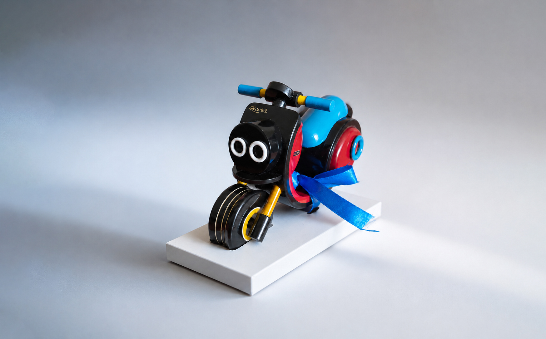 River scooter packaging design showcasing premium structural engineering