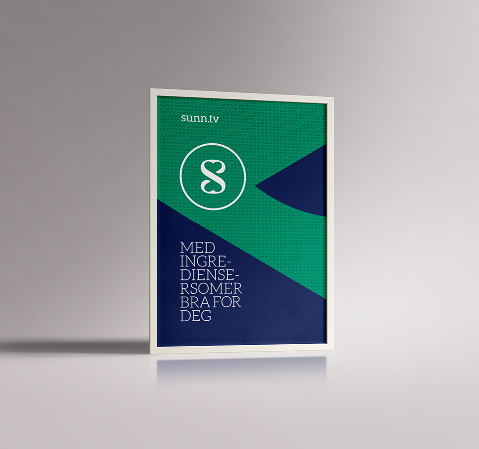 An eye-level view of a framed poster with the sunn.tv logo and the Norwegian text MED INGREDIENSER SOM ER BRA FOR DEG (with ingredients that are good for you). The poster features a split design with a green patterned top half and a dark blue bottom half.